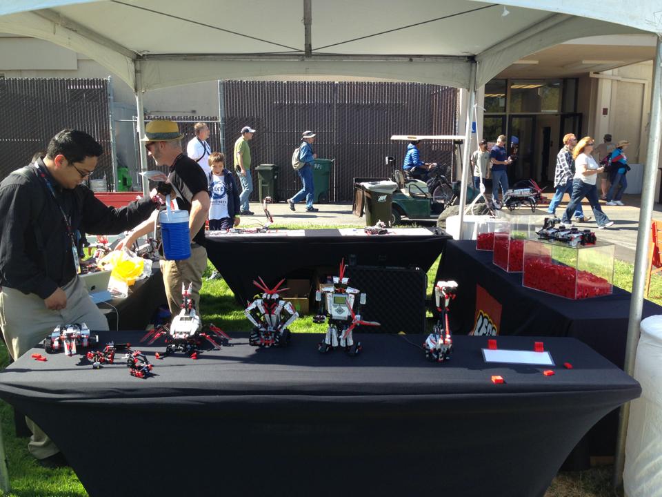 Pictures of the LEGO Mindstorms EV3 bonus models at the Maker Faire